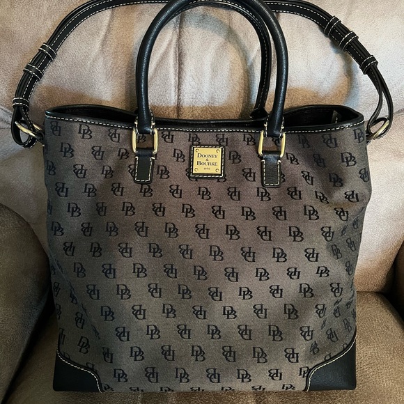 Dooney & Bourke Handbags - Dooney & Bourke Purse